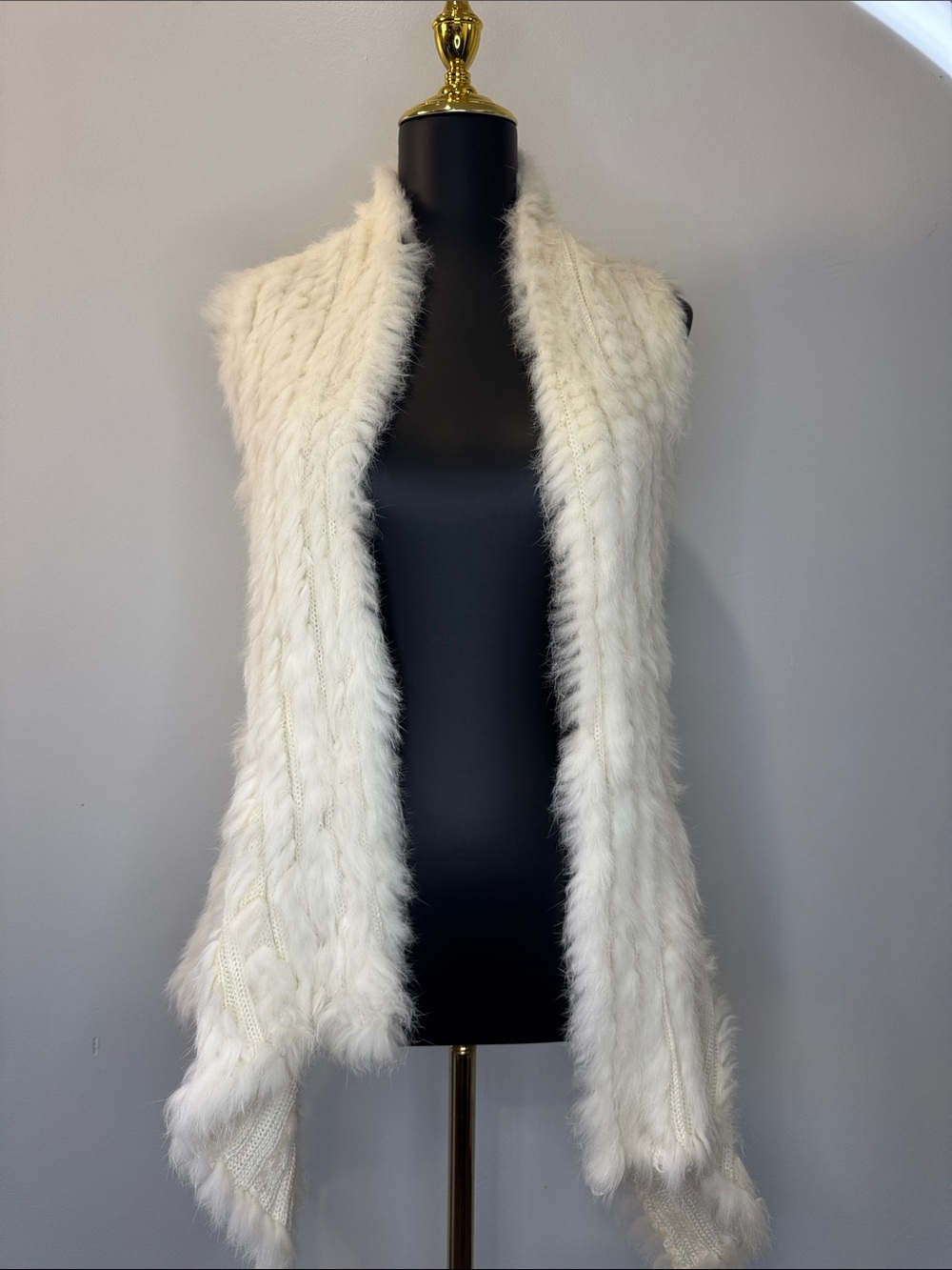 Elliatt Off-White Faux Fur Trim Knit Sleeveless Cardigan